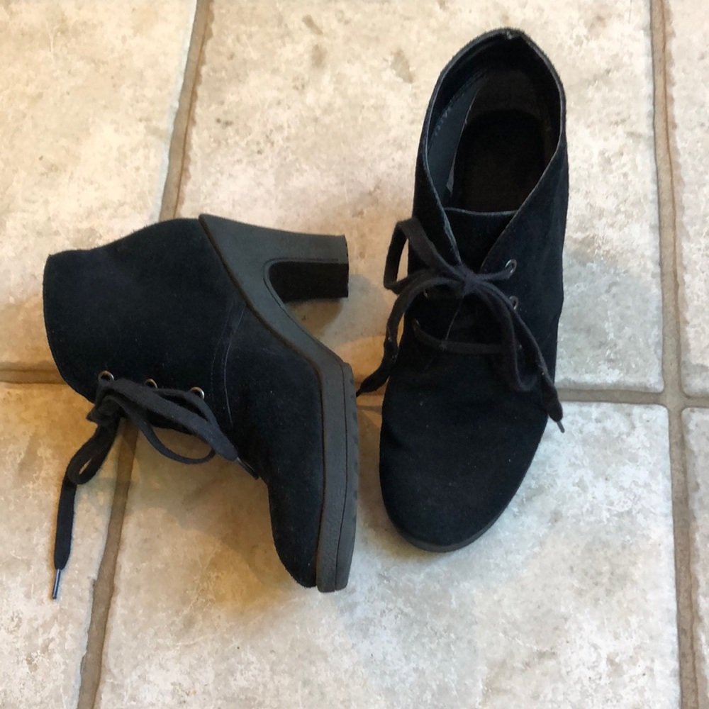 AEROSOLES Black Ankle Booties with Chunky Heel